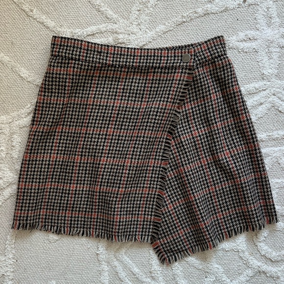 Urban Outfitters Teryn Houndstooth Fray Wrap Skirt - Picture 3 of 4